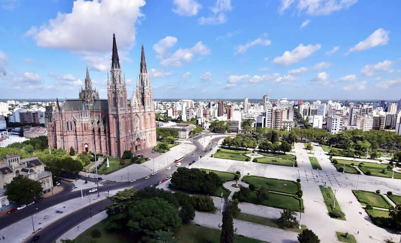 La ciudad de la plata es la capital de la provincia de Buenos Aires. Se destaca por arquitectura y por ser cosmopolita.