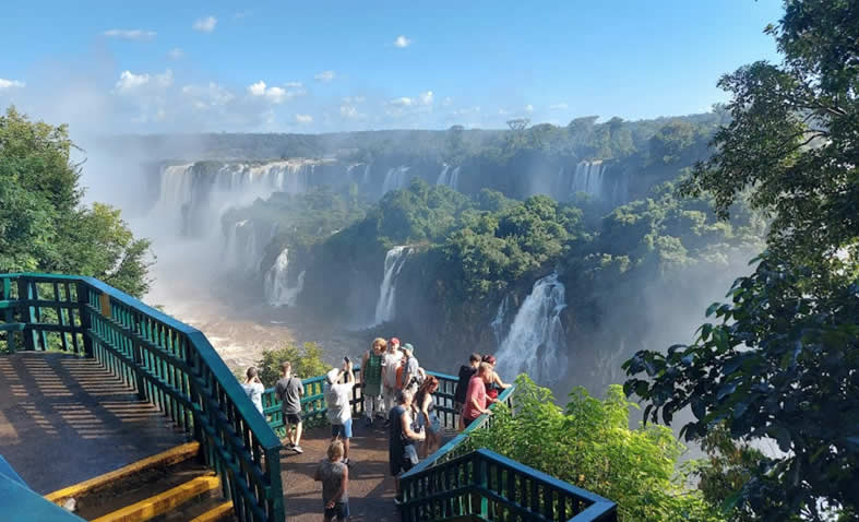 Las magníficas Cataratas del Iguazú, una de las Siete Maravillas del Mundo, están conformadas por 275 saltos de agua que caen desde las más diversas alturas. La más alta, de 80 metros, es conocida como la Garganta del Diablo.