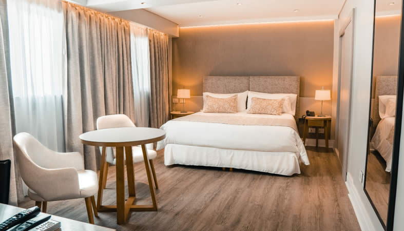 El Hotel Buenos Aires cuenta con habitaciones singles, dobles, triples, cuádruples, y de discapacitados, que ofrecen todo el confort y tecnología para nuestros huéspedes.