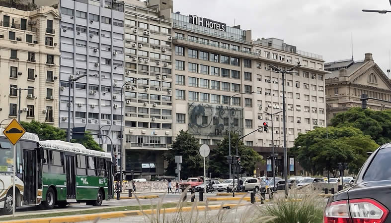 Ubicación del NH Buenos Aires Tango frente a la Avenida 9 de Julio y a metros del Obelisco.