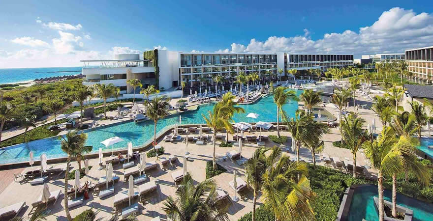 Vista de la piscina del TRS Coral Hotel